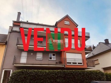 Tempocasa Strassen, vous propose ce magnifique duplex situé au 3ème et 4ème étage dans une résidence tranquille de 11 unités, construite dans l\'année 2007. Le bien dispose d\'une surface habitable de 112,20 m2 bien agencée.

Le duplex offre une surface habitable de 51,00 m2 au premier étage et se compose comme suit:
- hall d\'entrée (habillage du mur partiellement en marbre)
- un WC séparé
- une grande cuisine moderne ouverte avec accès sur le 1ér 
  balcon, d\'une superficie de 4,70 m2
- un grand living et salle à manger ouvert avec accès sur le
  2ème balcon, d\'une superficie de 9,45 m2

Le 2ème niveau dispose d\'une surface habitable de 61,20 m2 et se compose comme suit:
- magnifique hall de nuit
- une grande chambre parentale de 21,95 m2 avec accès
  sur balcon, d\'une superficie d 5,81 m2
- deux chambres à coucher de 12,71 m2 et de 12,69 m2
- une grande salle de bain avec douche style \