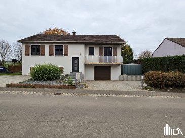 L'Immobilière de l'Attert vous propose cette spacieuse maison individuelle à louer dans le village d'Ospern.

La maison d'une surface habitable de +/- 100 m² construite sur un terrain de 5,44 ares se compose d'un hall d'entrée, beau séjour / salle à manger avec sortie sur balcon, cuisine équipée séparée, salle de bain avec douche et lavabo, wc séparé, 4 chambres à coucher, garage pour 1 voiture, caves, buanderie.

A l'extérieur plusieurs emplacements de parking, terrasse et jardin.

Loyer : 1 900€
Frais d'exploitation à charges des locataires
Caution : 2 mois de loyer
Frais d'agence : 1 mois de loyer + TVA (partagé 50/50 entre locataire et bailleur)

Ce bien vous intéresse ! Merci de remplir le 
