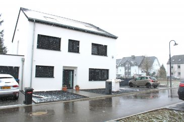 **** Coup de coeur assurer ***<br><br>Immo Nordstrooss vous propose à la vente en exclusivité cette superbe maison à Hoscheid Dickt. <br><br>Cette belle maison neuve et moderne. <br>Au rez-de-chaussée on trouve une grande pièce à vivre très spacieux avec une cuisine ouverte très bien équipée avec acces à la terrasse et un jardin de /- 5.11ares, bureau, WC séparé, cave, local technique, garage, et trois emplacements devant la maison.<br><br><br>1er étage vous disposer d\'une suite parental avec espace dressing et salle de bain privative, 3 belles chambres, et une salle de douche. <br><br>2ième étage espace suite parentale ou deuxième living.<br><br>La maison dispose d\'un jolie jardin avec un belle espace barbecue pouvant accueillir vos amies et une maisonnette de jardin.<br><br>Prestations et matériaux de qualité (construction traditionnelle , menuiseries triple vitrage, chauffage Pompe à chaleur, ventilation double flux à récupération de chaleur, porte de garage motorisée, portes intérieures HUGA, sanitaires, carrelages , etc? <br><br>Pour plus de renseignements ou une visite (visites également possibles le samedi sur rdv), veuillez contacter le 691 850 805.