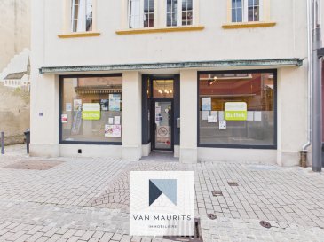 Situé à Grevenmacher, ce local magasin d'une surface de ± 96 m² offre une configuration fonctionnelle adaptée à différentes activités commerciales ou professionnelles. En bon état général, il se présente comme suit :

Le rez-de-chaussée accueille l'espace commercial principal de ± 38 m², complété par un bureau indépendant de ± 14 m². Une cuisine équipée de ± 10 m² ainsi que deux réserves de ± 10 m² et ± 17 m² offrent des espaces pratiques pour le fonctionnement quotidien de l'activité. Un couloir de ± 3 m², un WC séparé de ± 2 m² ainsi qu'un espace complémentaire de ± 2 m² avec lavabo complètent l'agencement.

Le sous-sol comprend une cave de ± 10 m² offrant un espace de stockage supplémentaire. Un local poubelles est également à disposition.

Prestations et équipements :

- Surface de ± 96 m².
- Local en bon état général.
- Espace magasin de ± 38 m².
- Bureau indépendant de ± 14 m².
- Deux réserves de ± 10 m² et ± 17 m².
- Cuisine équipée de ± 10 m².
- Cave de ± 10 m².
- WC séparé.
- Espace avec lavabo.
- Local poubelles.
- Chauffage au mazout.
- Chaudière au mazout.
- Sols en carrelage et parquet.
- Revêtements muraux peints.
- Disponible à partir du 01/01/2027.

Environnement et commodités :

Situé à Grevenmacher, le local bénéficie d'un environnement commercial et d'une situation pratique pour l'exercice d'une activité professionnelle. Les commerces, restaurants, transports en commun et principaux services se trouvent à proximité. Les connexions routières permettent également de rejoindre facilement les communes environnantes, tandis que la présence d'infrastructures sportives, d'écoles, d'une crèche, d'une pharmacie et de différents équipements de proximité contribue au dynamisme du secteur.

Loyer: 1.200,- € / mois + 30,- € de charges

Garantie bancaire 2 mois de loyer : EUR 2.400,- €

Commission agence 1 mois de loyer + TVA (17%) (partagé 50/50 entre locataire et bailleur)

Agent responsable : Hendrik van Rijckevorsel

Tél. : +352 621 564 406

E-mail : hendrik@vanmaurits.lu