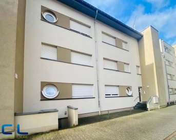 Esch/Alzette - centre ville: 
Magnifique appartement de 2007, situé au 1er étage avec ascenseur, dans une petite copropriété bien soigné. 

L'appartement de 71 m2, + une terrasse , très lumineux et très bien agencée, se compose comme suit: 
- un grand hall d'entrée
- une cuisine équipée ouverte sur le salon et avec un grand balcon orienté sud, 
- deux chambres à coucher, d'une salle de douche et d'un débarras. 
Une cave et un garage fermé font également partie de ce lot. 

Cet immeuble situé au centre ville est tout de même épargné du bruit et de la circulation car il se trouve en retrait de la rue. 

Disponible à convenir. 

Les frais d'agence sont inclus dans le prix de vente et sont à charge du vendeur. 
Pour toute demande de visite ou informations complémentaires, n'hésitez pas à nous contacter au 265341 ou directement notre agent Mme VEIGAS au 621 505 621 ou par mail au cristina.veigas@cl-immo.lu