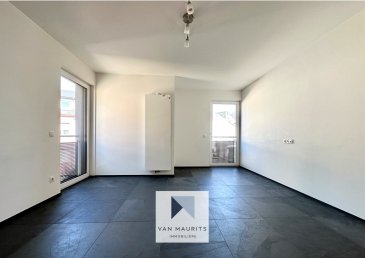 Situé dans une rue calme (zone 30 km/h) à Bonnevoie proche Rotondes, cet agréable appartement traversant occupe le 2ème étage d’une petite copropriété soignée (3 unités), avec ascenseur bâtie sur un terrain orienté est-ouest.

D’une surface habitable de ± 55 m² pour une surface totale de ± 65 m², il se compose comme suit :

La porte d’entrée s’ouvre sur la pièce de vie qui se compose d’un séjour de ± 30 m² avec cuisine ouverte et équipée (bar, plaque induction, plan de travail en granit, réfrigérateur) disposant de grandes double-fenêtres dont une donne sur un balcon de ± 4m² sans vis-à-vis.

Un couloir avec vestiaire sépare la pièce de vie de la partie nuit composé de deux chambres de ± 13 et 10 m² ainsi que d’une salle de douche carrelé en ardoises de ± 6 m² (avec douche italienne, vasque, sèche-serviettes et wcsuspendu).

La cave privative de ± 4 m², une buanderie commune (double-emplacement) et un local à vélo avec accès direct dans le bâtiment de copropriété complètent cette offre.

Détails complémentaires :
• Appartement et copropriété en excellent état et aux finitions soignées et de qualité ; construction récente (2016) ;
• Chauffage au gaz Buderus, par radiateurs ;
• Châssis pvc triple vitrage KB Fenster, volets électriques ;
• Cuisine aménagée et équipée AEG ;
• Sanitaires de marque Villeroy et Boch, Geberit;
• Garantie décennale bâtiment (2026) ;
• Passeport énergétique «B-C»;
• Connecté à la fibre optique ;
• Bonnevoie est un quartier recherché pour sa convivialité et sa proximité avec Luxembourg-ville (1 km/15 min à pied) ;
• Proche de toutes commodités : gare centrale, transports en commun (arrêt de bus à 50 m, proche du tram) axes autoroutiers, commerces, restaurants, centre scolaire, crèches, etc.;
• Environnement calme (zone 30km/h).

Agent responsable : Florian Apolinario
Mobile : +352 691 110 397
E-mail: florian@vanmaurits.lu
