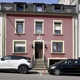 L’agence immobilière Immo-Contact vous propose cette maison des années 1970, d’environ ±180 m² habitables et 260m² de surfaces utiles, située dans la commune recherchée de Rodange, dans un environnement calme.

Idéalement située à proximité des commodités, écoles et axes principaux, cette maison conviendra parfaitement à une famille ou à un projet d'investissement.

Composition du bien :
- Hall d’entrée
- Salon lumineux avec espace salle à manger
- Cuisine équipée séparée
- 4 chambres à coucher
- Salle de bain et WC
- 1 WC séparé

Grenier aménagé en plusieurs chambres supplémentaires, idéal pour accueillir des amis ou pour une location.

En complément :

- Cave
- Terrasse
- Abri de jardin
- Jardin

La maison offre un beau potentiel d’aménagement selon vos envies.

Disponibilité immédiate.

Visites possibles en semaine et le samedi.

Pour toute information ou organiser une visite : +352 661 40 97 29

ðŸ“Š Estimation gratuite de votre bien sous 48h : +352 26 311 992 ou info@immocontact.lu