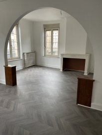 Appartement F3 proche de toutes commodités - 1er étage.  Bel appartement F3 situé au 9 rue Maréchal Joffre - 54700 Pont-à-Mousson comprenant :
 - Entrée, cuisine équipée, salon / séjour, dégagement, 2 chambres, salle d'eau / WC
 - Chauffage gaz, 89,74m2 habitables
 - Libre à la location
 Les informations sur les risques auxqules ce bien est exposé sont disponibles sur le site Géorisques : www.georisques.gouv.fr   