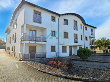 Belardimmo vous propose en exclusivité un magnifique appartement de 98m² habitables situé au 2eme et dernier étage avec ascenseur, d'une résidence construite en 2007.
L'appartement est situé à Zoufftgen ( 5min frontière Lux).
Il est composé comme suit:

- Grand et beau hall d'entrée
- Un grand salon séjour avec cheminée 
- Cuisine équipée ouverte
- Une salle de douche avec WC
- Une buanderie / pièce de rangement
- 2 chambres

L'appartement possède aussi une place de parking intérieur et une extérieure toutes deux privées ainsi qu'une cave en sous-sol.

Pour plus d'informations contactez Monsieur Kempf David au 00 352 621 631 841 ou par mail david.kempf16@gmail.com