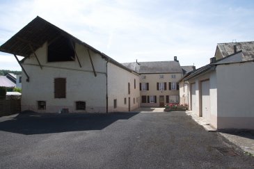 MAISON AVEC TERRAIN CONSTRUCTIBLE

PROJET de 3-4 Unités d'habitation avec AUTORISATION DE PRINCIPE A ERPELDANGE.

Terrain avec Maison de 17a11ca.

Ancienne ferme entièrement rénover au centre du village dans un emplacement calme. 
À proximité de la crèche, de l'école et de la maison relais. 

Au rez-de-chaussée se trouvent une cuisine, 2 pièces de vie et un débarras. 

Au premier étage, 5 chambres + une salle de bain. Au deuxième étage, un grand grenier. 

Bâtiment annexe : une buanderie et un chauffage au mazout ainsi que des débarras. 
Étables et grande grange. 

Plusieurs garages et emplacements complète ce Projet!!!

Pour tout renseignement complémentaire ou information veuillez nous contacter par email info@immonordstrooss.lu ou par Tél: 691 850 805.

Proposition de crédit/financement à taux compétitif auprès des banques Luxembourgeoise incluse dans nos services gratuits.