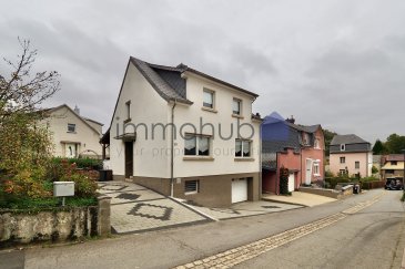 immohub, votre partenaire de confiance dans l'immobilier à Tétange, vous propose en exclusivité cette charmante maison jumelée unifamiliale avec jardin, garage et trois emplacements extérieurs, édifiée sur un terrain de 5,35 ares orienté ouest.
Idéalement située dans une rue calme sans circulation de transit, cette maison d'une surface habitable d'environ 130 m2 se compose comme suit :

Sous-sol (R-1) :
-Cave 1 : 12,65 m2
-Local technique : 11,55 m2
-Débarras : 2,10 m2 
-Garage : 14,00 m2
-Cave 2 : 9,40 m2
-Salle de douche : 16,50 m2

Rez-de-chaussée :
-Hall d'entrée : 7,20 m2
-Double séjour : 29,25 m2
-Cuisine équipée indépendante : 21,25 m2 
-Terrasse : ± 20 m2

1er étage :
-Hall de nuit : 6,15 m2
-Chambre I : 13,30 m2
-Chambre II : 15,35 m2
-Chambre III : 11,70 m2
-Salle de douche : 5,90 m2

2e étage :
-Grenier non aménagé, accessible par trappe

Détails complémentaires :
-Année de construction : 1957
-Chauffage au gaz (chaudière de 2000)
-Double vitrage (2000) / Châssis PVC / Volets électriques (sauf chambres I & II)
-Certificat de performance énergétique (CPE) : I/I
-Orientation : Sud-Ouest
-Surface habitable : ± 130 m2
-Surface brute : ± 177 m2
-Rénovations : cuisine (± 2015), terrasse (± 2022), toiture (2000)
-À proximité : centre-ville et ses commodités, gare, axes routiers, écoles

Une maison fonctionnelle et lumineuse, parfaite pour une famille souhaitant profiter d'un environnement calme tout en restant proche de toutes les commodités.