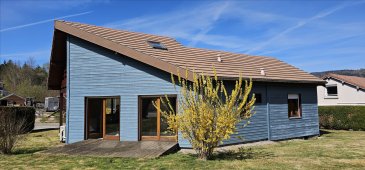 Idéalement située, à deux pas du centre ville, belle maison avec terrain attenant comprenant entrée avec placards, cuisine équipée ouverte sur séjour avec accès à la terrasse. Deux chambres avec placards, salle d'eau et wc séparés.
Mezzanine à l'étage et grenier. CC par pompe à chaleur.