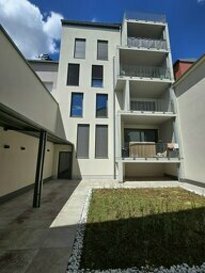 NOUVELLE CONSTRUCTION!!!! 

Magnifique appartement neuf de 96 m2. 
Découvrez ce beau appartement entièrement neuf, jamais habité, idéalement situé à quelques minutes à pied de la gare, offrant un cadre de vie pratique et moderne. 
Ce bien lumineux se compose d'un séjour spacieux avec cuisine ouverte entièrement équipée, trois chambres confortables, ainsi que d'une salle de bain contemporaine aux finitions soignées. 
Chaque espace a été conçu pour allier confort, fonctionnalité et élégance. 
Grâce à sa localisation privilégiée, vous bénéficiez d'un accès immédiat aux transports, commerces, restaurants et toutes les commodités du quotidien. * Appartement neuf, première occupation 
* 3 chambres à coucher 
* Excellente situation géographique 
* Prestations modernes et de qualité 
* Lumineux et bien agencé 
* Passport énergétique AA 
* Ventilation à double flux 
* Ascenseur 
* Balcon donnant sur cour intérieur 
* À deux pas de la gare 
* Emplacement intérieur de 16,45 m2 
* Cave de 3,6 m2 

Pour tout renseignement complémentaire ou information veuillez nous contacter par email info@immonordstrooss.lu ou par Tél: 691 850 805. 

Proposition de crédit/financement à taux compétitif auprès des banques Luxembourgeoise incluse dans nos services gratuits.