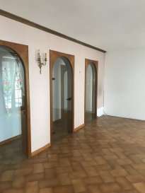 HT Immobilier S.A vous propose cet immeuble de rapport de 300 m² à Bettembourg sur un terrain de 4.61 ares composé comme suit :

- Au rez-de-chaussée vous trouverez un commerce de 120 m² avec terrasse et jardin. Possibilité de faire un restaurant ou autres activités.
- 1er étage se trouve un appartement 3 chambres de 135 m²comprenant cuisine, salon, salle à manger , salle de bain et terrasse.
- 2ème étage vous trouverez des combles aménageables d'une superficie de 50 m².
- Sous-sol carrelé.

Un garage d'une superficie de 31 m² pouvant accueillir 2 voitures complète ce bien !

Travaux de rénovations à prévoir !

Situation idéale proche de toutes commodités.

Pour lus de renseignements, n'hésitez pas à nous contacter au 24.55.92.78