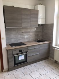 METZ SABLON F2 rénové entièrement

Au 2ème étage d'un petit immeuble calme et bien entretenu.


Il se compose : entrée, séjour, cuisine équipée aménagée, 1 chambre avec grand placard, SDD-WC. 

Cave.

Chauffage individuel au gaz. 

LIBRE le 08/03/2026