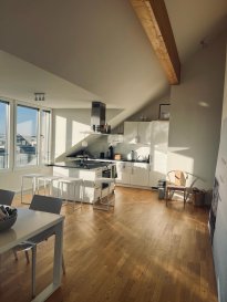 Découvrez ce charmant triplex situé à Strassen, Luxembourg, proposé à la location par Spaceplus. 

Détails de la propriété:
Ce triplex moderne avec l'ascenseur privatif, achevé en 2017, propose un cadre de vie agréable avec une superficie de 140 m². Il comprend deux chambres lumineuses et est parfait pour une petite famille ou des professionnels. Bénéficiez d'une salle de bains, d'une douche, d'une cuisine ouverte équipée pour vos repas quotidiens, et d'une buanderie pour votre confort. L'accès est facilité par la présence d'un ascenseur et d'une place de stationnement en extérieur, tandis qu'un garage offre des rangements supplémentaires. Sa performance énergétique de classe B garantit une consommation réduite, offrant une efficacité de chauffage au gaz. L'internet à fibre optique est également disponible. La disponibilité de ce bien est prévue à partir du 1er mai 2025, un excellent choix pour anticiper votre prochaine installation.

Installations à proximité:
Strassen est un quartier dynamique réputé pour son atmosphère conviviale et familiale. De nombreuses écoles et établissements d'enseignement sont facilement accessibles. En outre, un large éventail de commerces et restaurants séduit les amateurs de shopping et de gastronomie. De superbes parcs et espaces verts invitent à la détente et au sport, tandis que les établissements de santé et les services médicaux de qualité sont à proximité. Enfin, les transports en commun bien développés permettent de se déplacer aisément dans la région.

Ne manquez pas cette opportunité exceptionnelle! Planifiez dès maintenant votre visite en nous contactant via le formulaire de contact ou par téléphone.