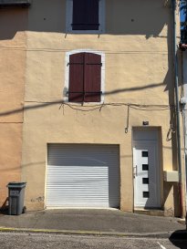 Maison de Type F3 de 48.99 m² comprenant
Garage et Cave
1er Etage : Salon - Cuisine encastrée
2ème Etage : 2 Chambres - salle d'eau et WC
Chauffage Electrique - Frais d'agence 550 €