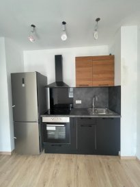 Dans un immeuble entièrement rénové à Metz, à louer un appartements F1, proche gare transports en commun en face de l'immeuble.

Cet appartement est parfait pour les étudiants recherchant un logement confortable  Il comprend une cuisine moderne entièrement équipée 
Plaques de cuisson, four, hotte réfrigérateur congélateur
(mise à disposition) cuisine ouverte sur sur le séjour,
Appartement équipé également d'un coin nuit ainsi qu'une belle et grande salle de bains de 90X90m2 wc, douche, lavabo avec meuble vasque avec miroir lumineux.

Chauffage  au sol individuel électrique, double vitrage
Appartement entièrement refait à neuf

Garanties demandées  garant visale  possible pour certaines locations**
FA:286€. 
Contact 06 31 72 46 96