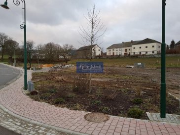 Maison construite en Poroton, d\'une surface intra-muros de 149m2, composée comme suit:<br />Rez-de-chaussée: Hall avec  WC séparé, spacieux living avec cuisine ouverte donnant sur la terrasse ensoleillée et le jardin, buanderie, local technique,<br />1ier étage: 4 chambres, salle de bain, salle de douche<br />2ième étage: grenier faisant 46.45 m2<br />Garage pour 2 voitures, 1 emplacement extérieur.<br /><br />Constructeur: Majerus Parmentier Constructions sàrl, connu pour la qualité irréprochable de ses construction et son service après-vente garanti. <br />Plans et documentation détaillée sur demande.<br /><br />Ref agence :725921