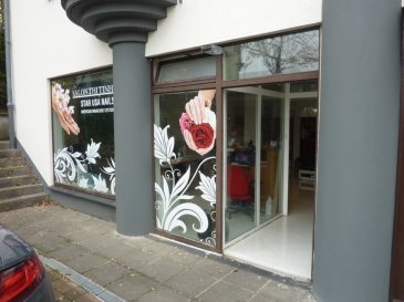 Mamer - Local commercial 100 m²
Situé au rez de chaussée d'une petite résidence, venez découvrir ce local commercial de 100 m²
surface commerciale 50 m², réserves 50 m²
Equipement : grandes vitrines , toilettes séparées avec lave-main, Salle de douche, coin cuisine.
2 places de parking privatives sont vendues avec le commerce.
Facilités de stationnement pour votre clientèle.
Faibles charges de co-propriété.
Façades rénovées en 2017. Libre de suite.
Frais d'agence 3% hors TVA à la charge du vendeur
pour tous renseignements, merci de contacter le 691455560 ou par mail blaurent@luximmobilier.lu