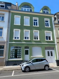 BELARDIMMO vous propose à la vente à Mondorf-les-Bains un appartement de 62 m² avec 2 chambres à coucher. Une terrasse de 21 m² indépendante s’ajoute à ce bien d’exception.

L’appartement se situe au rez-de-chaussée surélevé d’une petite résidence entièrement rénovée en 2019 ; celle-ci bénéficie encore de la garantie décennale. 

L’appartement peut également convenir pour une profession libérale ou bureau du fait qu’une des deux chambres a un accès indépendant par l’avant de la résidence.

L’appartement se compose ainsi :

•	Cuisine ouverte sur living
•	2 chambres à coucher
•	Salle de douche avec toilette
•	Terrasse de 21 m²
•	Cave privative 

L’appartement est disponible de suite

Pour plus de renseignements veuille contacter Monsieur Belardi au +352 621367853 ou par email à l’adresse suivante : contact@belardimmo.lu