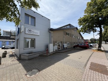 Schönes Büro im zweiten Stock mit Sicht auf den großen Parkplatz.