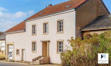 *** SOUS COMPROMIS *** SOUS COMPROMIS *** SOUS COMPROMIS *** 
Située à Aspelt, dans une rue calme (zone 30 km/h), cette maison datant du début du 20ème siècle offre une surface habitable de ± 150 m² pour une surface totale de ± 277 m². Elle se compose comme suit :

Au rez-de-chaussée, la porte d’entrée s’ouvre sur un hall ± 5 m² desservant un bureau ± 15 m², un séjour ± 54 m² s’ouvrant sur une petite terrasse ± 15 m² suivie du jardin (± 5 ares) et une cuisine ± 12 m² aménagée et équipée GAGNEAU. Cette dernière donne accès à l’ancienne grange non aménagée et actuellement occupée par une buanderie-chaufferie ± 30 m² suivie d’un garage ± 25 m² (hauteur 3.13m) avec espace de stockage en mezzanine (située au-dessus de la buanderie).

Au premier étage, un palier ± 5 m² dessert trois chambres de ± 15 m² chacune dont une avec salle de douche ± 2 m² et une salle de bain avec baignoire, douche, lavabo et wc suspendu.

Le deuxième étage, sous combles et non-aménagé, dispose d’une surface de ± 52 m² pouvant être aménagée en deux chambres et une salle de bain.

Un jardin ± 500 m² complète cette offre.
 
Détails complémentaires :

• Maison en bon état général ;
• Structures et charpentes des dépendances en bon état ;
• Possibilité d’agrandissement ;
• Environnement verdoyant ;
• Convient tant aux particuliers qu’aux professionnels
• Situation recherchée, non loin de l’accès autoroutier vers Luxembourg-ville (± 20 km) et proche de la commune thermale de Mondorf-les-Bains.
 
Agent responsable : Florian Apolinario
E-Mail : florian@vanmaurits.lu
Mobile : (+352) 691 110 397