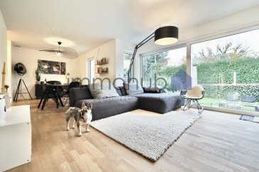 immohub, votre partenaire dans l'immobilier à Nospelt, vous propose en exclusivité cette maison unifamiliale mitoyenne située Um Léck L-8390 Nospelt, dans un quartier résidentiel calme et verdoyant, sans trafic de passage.
Construite entre 2016 et 2018, cette maison est implantée sur un terrain de 2,27 ares et offre des volumes fonctionnels ainsi que des finitions de qualité. La surface habitable est d'environ 128,53 m² pour une surface brute d'environ 196,26 m².

R-1 :
-Hall 5,00 m²
-Buanderie 5,80 m²
-Garage pour deux voitures (côte à côte) 31,75 m²
-Local technique (VMC) / cave à vin 10,80 m²
-Local technique avec réservoir pour pellets + réserve 19,80 m²

Rez-de-chaussée :
-Hall d'entrée 7,60 m² avec meuble encastré sur mesure / garde-robe
-WC séparé 1,43 m²
-Débarras / arrière-cuisine 3,10 m²
-Cuisine équipée ouverte 21,15 m² (électroménager Siemens)
-Passage entre cuisine et salle à manger avec meuble encastré sur mesure 2,50 m²
-Salle à manger 11,50 m² avec parquet au sol
-Living 20,10 m² avec parquet au sol et accès à la terrasse d'environ 30 m²

R+1 : (parquet partout sauf dans la salle d'eau)
-Hall de nuit 7,00 m²
-Chambre I 13,75 m² avec meuble encastré sur mesure et accès balcon I 6,57 m²
-Chambre II 10,33 m² avec meuble encastré sur mesure et accès balcon II 5,25 m²
-Chambre III 10,37 m² avec meuble encastré sur mesure et accès balcon II 5,25 m²
-WC séparé 1,37 m²
-Salle de bain 10,33 m²

Informations supplémentaires :
-Chauffage au pellets
-Chauffage au sol avec thermostats individuels
-Triple vitrage / châssis PVC / volets électriques / moustiquaires
-VMC Wolf
-Fibre optique
-CPE : en cours
-Orientation Nord-Ouest
-Porte de garage motorisée
-Borne de recharge électrique (smart charging)
-Charges ± 100 € / mois 
-Charges mensuelles très faibles grâce au chauffage aux pellets et à l'excellente performance énergétique de la maison
-Deux emplacements intérieurs et deux emplacements extérieurs
-Parquet en chêne dans les chambres et le living

Située à Nospelt, dans un environnement résidentiel très agréable et verdoyant, la maison bénéficie d'une proximité rapide avec Mamer, Capellen et Kopstal, tout en offrant un cadre de vie paisible.