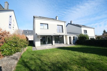 Hagen Location  - Maison jumelée     3 600 € HAGEN, commune de Steinfort, 3, Um Acker, belle maison lumineuse de 2013, libre de 3 côtés par le garage, de 180 m2 habitable dans un quartier très résidentiel au calme et comprenant : RDC : hall d'entrée avec placards, WC séparé, living avec accès terrasse et jardin, marquise, cuisine équipée ouverte avec îlot central, table fixe, débarras, garage fermé pour deux voitures avec porte électrique et accès jardin, premier étage : hall de dégagement, petite chambre ou dressing, deux chambres enfants parquet au sol, chambre parentale (parquet au sol) avec dressing et salle de douche en suite avec WC, une salle de bains avec douche et baignoire, deuxième étage : grande pièce open space avec arrivée pour internet, sous-sol : grandes caves, buanderie, chaufferie, vide sanitaire, extérieur : terrasse et jardin. Triples vitrages, volets électriques. Libre le 16 février 2026. Contrat de bail de deux ans minimum. Commission d'agence : un mois de loyer + TVA, 50 % à charge du locataire, 50 % à charge du bailleur. Contact et visites : Rosalba MAITRE téléphone : 691 550 189 Email : rosalba@parkagence.lu & Arianna GHITTINO, téléphone : 691 205 573, email : arianna@parkagence.lu