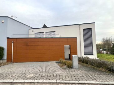 MANSO IMMO vous propose cette magnifique et moderne maison d'exception au calme dans une cité à SCHUTTRANGE libre de 3 côtés proche de toutes commodités.

Ce bien de +-160m2 habitables érigé sur un terrain de 4ares se compose comme suit :

AU REZ DE JARDIN :

- Hall d'entrée
- Living / salle à manger (+- 60m2 avec cuisine)
- Cuisine ouverte complètement équipée
- Terrasse
- Jardin
- Cellier attenant à la cuisine
- WC séparé
- Rangement sous escaliers
- Local technique
- Garage pour une voiture et deux emplacements extérieurs

AU PREMIER ETAGE :

- Hall de nuit donnant accès à la terrasse
- deux spacieuses chambres de 15m2
- une chambre parentale avec salle de douche accès à la terrasse
- terrasse avec très belle exposition solaire donnant sur la chambre parentale et le hall de nuit
- Salle de douche avec WC
- Coin bureau

INFORMATIONS SUPLEMENTAIRES :

- Construction 2012
- Panneaux solaire
- DPE : B/B
- 70€/mois de gaz
- 2 terrasses
- Maison sur 2 niveaux

Toutes les indications sont basées exclusivement sur les informations mises à notre disposition par nos clients. Nous n'assumons aucune garantie quant à l'exactitude et l'actualité de ces indications.

Les prix affichés s'entendent frais d'agence inclus de 3% + 17%TVA. Les honoraires d'agence sont à charge des vendeurs.

Pour plus d'informations, photos ou convenir d'un rendez-vous, vous pouvez nous contacter au :
352 24 51 33 79 info@mansoimmo.lu