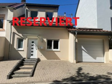 Mettlach-Saarhölzbach
30 Minuten von L-Remich

Einziehen und wohlfühlen
Einfamilienhaus mit Sicht über die Saar und in die Natur
+-100m2 Wohnfläche
-788m2 Grundstücksfläche
-Wohn-Ess-Küche mit Kamin und Ausgang zur Terrasse (+-65m2) und in den Garten
-2 Schlafzimmer
-Badezimmer
-GästeWC
-Abstellraum
-HWR
-Garage

SOFORT VERFÜGBAR
