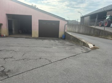 Cette description concerne un local de stockage / entrepôt d'environ 80 m² situé dans le village de Flaxweiler. Il bénéficie d'une disponibilité immédiate et se trouve dans un bon état général.

L'espace se compose d'une zone de stockage en rez-de-chaussée, d'une surface principale d'environ 80 m², comprenant l'entrée.

L'accès est facile pour les camionnettes.

Détails complémentaires :

Le local est implanté dans un secteur bien desservi et proche de nombreux services : bus, connexions autoroutières, gare, restaurants.

Conditions :

Loyer : 650 €/mois

Caution : 2 mois de loyer

Frais d'agence : 1/2 mois de loyer (locataire) et 1/2 mois de loyer (bailleur) + TVA

Contact :

M. Schiltz  
Tél. : +352 691 262 773  
E-mail : frank.schiltz@pt.lu