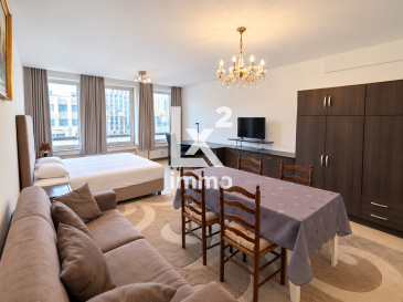 Appartement à louer ? Luxembourg Centre ? 73 m²

LX2 Immo vous propose à la location un appartement de 73 m², idéalement situé en plein centre-ville de Luxembourg, dans le bâtiment Le Forum, au 3e étage, juste en face de l'Hôtel Le Royal.

Le logement dispose d'une configuration particulière permettant de profiter de deux espaces de vie distincts, pouvant être utilisés comme deux studios indépendants.

Le bien comprend notamment :

-) Une superficie totale de 73 m²  
-) Deux espaces de vie distincts, pouvant être utilisés comme deux studios indépendants  
-) Une cuisine équipée privative dans chaque studio  
-) Une salle de douche avec WC dans chaque studio  
-) La possibilité de fermer chaque studio individuellement à clé  
-) Aucun espace ni équipement partagé, à l'exception de la porte d'entrée commune  
-) La possibilité de louer le bien meublé ou non meublé, selon vos besoins  

Cette configuration offre à chacun son intimité et son indépendance, tout en bénéficiant d'un emplacement central et recherché.

Le bien est disponible immédiatement.

Un emplacement de parking souterrain, situé au niveau de l'entrée du bâtiment, peut également être loué en supplément pour 450 € par mois.

Les conditions de location, notamment la durée du bail, peuvent être discutées.

Intéressé(e) ? Merci de nous contacter dans un premier temps exclusivement par e-mail à immo@lx2.lu. Nous reprendrons ensuite contact avec vous afin d'organiser une visite ou de répondre à vos questions.

LX2 Immo