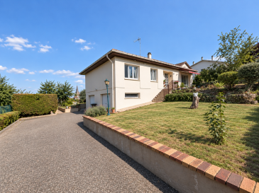 À la recherche d'une maison au calme, fonctionnelle et idéal. Découvrez cette agréable maison familiale offrant de beaux volumes et un cadre de vie privilégié. Édifiée sur un terrain arboré de 830 m2, cette maison dispose de 4 chambres sur un sous sol complet avec un double garage. Une pièce a vivre très lumineuse avec accès direct sur terrasse et une cuisine séparée. Coté extérieur, le jardin clos et arboré offre un environnement très agréable. Située à proximité immédiate de l'autoroute, cette maison permet de rejoindre rapidement les principaux axes tout en bénéficiant d'un environnement très calme. 
 Les informations sur les risques auxquels ce bien est exposé sont disponibles sur le site Géorisques : www.georisques.gouv.fr