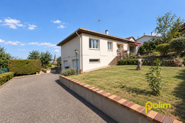 À la recherche d'une maison au calme, fonctionnelle et idéal. Découvrez cette agréable maison familiale offrant de beaux volumes et un cadre de vie privilégié. Édifiée sur un terrain arboré de 830 m2, cette maison dispose de 4 chambres sur un sous sol complet avec un double garage. Une pièce a vivre très lumineuse avec accès direct sur terrasse et une cuisine séparée. Coté extérieur, le jardin clos et arboré offre un environnement très agréable. Située à proximité immédiate de l'autoroute, cette maison permet de rejoindre rapidement les principaux axes tout en bénéficiant d'un environnement très calme.
 Certaines photographies ont été retouchées par intelligence artificielle afin d'améliorer leur qualité visuelle, sans modifier les caractéristiques essentielles du bien.
 Les informations sur les risques auxquels ce bien est exposé sont disponibles sur le site Géorisques : www.georisques.gouv.fr