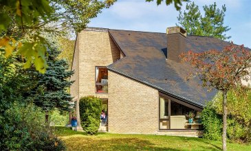 Cette maison d’architecte, construite en 1988 sur un terrain de 14,88 ares, se situe au calme dans la zone résidentielle « Schlassgewan » à Schrassig sur la commune de Schuttrange et bénéficie de la proximité d’un accès autoroutier vers le Kirchberg et Luxembourg-ville ainsi que les infrastructures scolaires, sportives et de commerces.

Elle se compose comme suit :

Au rez-de-chaussée : d’une entrée de ± 10m² avec son coin vestiaire ; d’un séjour de ± 31m² avec son coin avec cheminée ; d’une salle à manger de ± 17m² ouvrant sur une terrasse de 20m² ; d’une cuisine équipée de 19m² ; d’un salon TV de 12m² ; d’une chambre de ± 15m² ; d’une salle de douche avec WC

Au 1er étage :  d’une suite parentale de ± 31m² avec son dressing et sa salle de bain avec double vasque ; d’un WC séparé ; de 2 chambres de ± 13 et 14m² ; d’une salle de bain avec douche séparée et double vasque ; d’un bureau de ± 15m² et un débarras de 9m².

Au grenier aménagé : d’une chambre de ± 10m² pouvant servir de chambre d’amis et des espaces de rangements dans la sous-pente.

Au sous-sol : un double garage de ± 42m² avec deux ouvertures électriques ; une cave atelier de 9m² ; d’une cave/salle de jeu de ± 15m² ; d’une cave à vin de 11m² ; d’un rangement de 9m².

Le jardin est agrémenté par une grande pelouse et des arbres.

Généralités ;

•	Maison spacieuse dans la verdure et au calme
•	Maison d’architecte
•	Cheminée – chauffage au gaz (2010)
•	Passeport énergétique – E-E

Contacter.  JImmy de Brabant   +352  661 167 494 