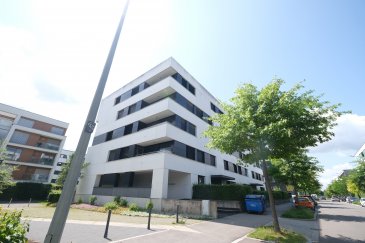 Luxembourg Kirchberg, 10, rue Leydenbach dans immeuble moderne de 2012, bel appartement lumineux de 86 m2 au rez-de-chaussée avec jardin privatif et comprenant : entrée, local technique avec ventilation mécanique, living avec accès terrasse de 12,26 m2 et jardin privatif de 80 m2, une cuisine équipée avec frigo USA, ouverte sur le living, un WC séparé, salle de bains, deux chambres à coucher avec parquet au sol, buanderie commune, cave numéro 33 au sous-sol, un emplacement de parking numéro 25 au sous-sol, passeport énergétique A-B.  
Libre le 15 juillet 2025. Contrat de bail de deux ans minimum. Les animaux sont interdits, (NO PETS). Pour un couple avec un enfant au maximum.   
Loyer : 2800 euros + 300 euros de charges.  
Frais d'agence : un mois de loyer + TVA, 50% à charge du locataire, 50% à charge du bailleur. Contact et visites : Rosalba MAITRE téléphone : 691 550 189  
Email : rosalba@parkagence.lu