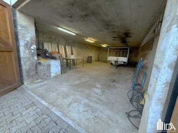 En location, l'Immobilière de l'Attert vous propose cet entrepôt de +/- 40 m² (dimension 10,95m x 3,71m, hauteur de 2,47m) situé dans le village de Grosbous.

Grosbous est situé à +/- 11 km d'Ettebruck avec accès sur la A7 et +/- 20 km de la frontière belge.

Loyer: 406,2€
Charges: 25€
Caution: 2 mois de loyer
Commission d'Agence: 1 mois de loyer + Tva

Pour plus d'informations ou une visite, contactez-nous au 23 62 90 20 ou sur immo@immoaida.lu

Consultez nos biens sur www.immoaida.lu