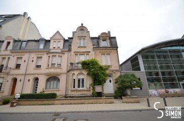 Maison de Maître entièrement rénovée, dans une rue privilégiée au Centre-ville d'Esch-sur-Alzette.
Je vous présente cette maison exceptionnelle, dans un état impeccable et soignée.
Elle se compose comme suit:
Rez-de-chaussée:
Double hall d'entrée de 29 m2,
Double séjour, salle à manger de 45 m2 (manque de photo de la pièce)
Cuisine équipée avec accès vers la terrasse à l'arrière et son petit jardin.
Toilette séparée
1er étage:
Hall de nuit, 3 chambres à coucher (24,40, 20 et 15 m2) une salle de bains de 10 m2.
2ème étage:
hall de nuit, 4 chambres à coucher (9,80, 18,25, 18,75, 23,25 m2 ) une salle de douche et un wc séparé.
Les combles séparés en deux chambres ou autres pièces de 23,32 et 17,26 m2 au sol.
Au sous-sol:
Hall d'accueil, buanderie, chaufferie et deux grandes caves.
Rénovations en 2008, L'électricité, chaudière, fenêtres double vitrage, nouvelle Tuyauterie, toiture régulièrement révisée, cuisine équipée. toilettes séparées, parquet.
Dans chaque chambre il y a des prises de réseaux internet.
La maison ne dispose pas d'un garage mais à 50 mètres de la maison vous avez la possibilité de louer ou acheter un emplacement intérieur.
Pour une visite ou de plus amples renseignements contactez Christine SIMON Tel: 621 189 059 ou 26 53 00 30
Ref agence :5338609