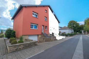 L'agence Chaves vous présente cette maison jumelée de 130 m² située à Erpeldange-sur-Sûre. Avec ses 11 pièces, dont 3 chambres confortables, elle offre un cadre de vie parfait pour les familles.
La maison a été totalement rénovée en 2015 et est composée comme suit:

Au rez-de-chaussée:
- Hall d'entrée
- cuisine ouverte sur la salle à manger
- grande terrasse 
- living

Au 1er étage:
- 3 chambres à coucher
- salle de douche

Au sous-sol:
- Garage pour 2 voitures
- WC séparé
- chaufferie + buanderie
- grand débarras

Grenier isolé et aménageable (chambre + salle de douche)

À l'extérieur, la façade colorée de la maison se fond parfaitement dans le paysage tranquille du quartier. L'environnement paisible d'Erpeldange-sur-Sûre ajoute encore à l'attrait de cette propriété. Ne manquez pas l'occasion de visiter cette maison accueillante, qui saura vous séduire par ses nombreux atouts.

De plus:
- triple vitrage
- 1 emplacement extérieur
- chauffage mazout 2015

 ---------- 
Die Agentur Chaves präsentiert Ihnen diese 130 m² große Doppelhaushälfte in Erpeldange-sur-Sûre. Mit seinen 11 Zimmern, darunter 3 komfortable Schlafzimmer, bietet es den perfekten Lebensraum für Familien.
Das Haus wurde 2015 komplett renoviert und setzt sich wie folgt zusammen:

Erdgeschoss:
- Eingangshalle
- Offene Küche mit Esszimmer
- große Terrasse
- Wohnzimmer

Im ersten Stock:
- 3 Schlafzimmer
- Duschraum

Im Untergeschoss:
- Garage für 2 Autos
- Separates WC
- Heizungsraum + Waschküche
- großer Abstellraum

Außen fügt sich die farbenfrohe Fassade des Hauses perfekt in die ruhige Landschaft der Umgebung ein. Die friedliche Umgebung von Erpeldange-sur-Sûre trägt zusätzlich zur Attraktivität dieser Immobilie bei. Lassen Sie sich die Gelegenheit nicht entgehen, dieses einladende Haus zu besichtigen, das Sie mit seinen zahlreichen Vorzügen begeistern wird.

Darüber hinaus:
- Dreifachverglasung
- 1 Außenstellplatz
- Ölheizung 2015

 ---------- 
Agence Chaves presents this 130 m² semi-detached house in Erpeldange-sur-Sûre. With 11 rooms, including 3 comfortable bedrooms, it offers a perfect living environment for families.
The house was completely renovated in 2015 and is composed as follows:

First floor:
- Entrance hall
- kitchen opening onto dining room
- large terrace
- living room

1st floor:
- 3 bedrooms
- shower room

Basement
- 2-car garage
- separate WC
- boiler room + laundry room
- large storage room

On the outside, the house's colorful facade blends perfectly into the tranquil landscape of the neighborhood. The peaceful surroundings of Erpeldange-sur-Sûre add to the appeal of this property. Don't miss the opportunity to visit this welcoming home, which will seduce you with its many assets.

Plus:
- triple glazing
- 1 outdoor parking space
- oil-fired heating 2015