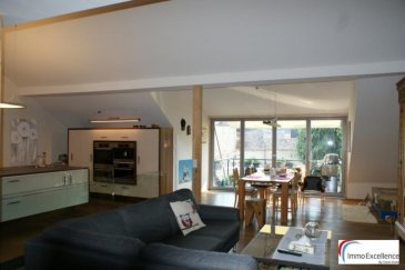 COUP DE COEUR !! IMMO EXCELLENCE vous propose en exclusivité cette maison exceptionnelle classée SITES et MONUMENTS et située au plein centre d'Echternach. La maison dispose de 363 m2 de surface utile et environ de 280 m2 de surface habitable. Elle se compose comme suit : Au sous-sol vous trouvez une large cave voutée de 53,49 m2 ainsi qu'un local pour l'installation à PELLETS.  A l'extérieur de la maison se trouve une cour intérieur pouvant servir soit de zone de détente, sinon d'un emplacement de voiture. Au rez-de-chaussée la maison dispose d'une surface de 81 m2 pouvant servir soit de bureau pour exercer une profession libérale, sinon d'un appartement individuel, p.ex. pour enfants âgés. Le rez-de-chaussée se compose d'une jolie et moderne cuisine équipée, d'un grand living pouvant également être utilisé de chambre-à-coucher, d'une salle-de-douche, ainsi que d'un deuxième living avec salle-à-manger avec accès direct sur une terrasse. Cette surface sera également idéale afin d'exercer le bureau avec salle de conférence et autres pour une profession libérale. Au 1er étage, la maison dispose d'un hall, de deux grandes chambres-à-coucher, d'une  spacieuse salle-de-bains avec buanderie, ainsi que d'un bureau sinon troisième chambre-à-coucher. Au 2ème étage vous trouvez une jolie et moderne cuisine équipée, ouverte sur un énorme living avec salle-à-manger, bibliothèque, et accès sur un balcon. Autres atouts de cette belle demeure : Chauffage mural ainsi que système de chauffage par pellets. Objet de charme à voir absolument !!

Echternach (luxembourgeois : Iechternach) est une ville du Luxembourg d'environ 5 300 habitants et le chef-lieu de son canton, le long de la vallée de la Sûre marquant la frontière avec la Rhénanie-Palatinat allemande.Elle est surtout connue pour son abbaye et sa procession dansante de Pentecôte. 

A découvrir absolument !! 
Ref agence :3426674