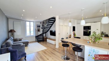NANCY/BUTHEGNEMONT MAISON FAMILIALE AVEC JARDIN.  En exclusivité ! NANCY BUTHEGNEMONT. Dans une rue calme, privilégiée et très recherchée. Maison familiale de 90m2, construite sur une parcelle de 315m2, en très bon état. Offrant sur 3 niveaux : Au rez-de-jardin : un garage de 23.03m2, une cave et un bureau de 10.07m2. Au rez-de-chaussée surélevé : une entrée, une cuisine équipée ouverte sur la pièce de vie lumineuse (totalisant 37.44m2), une pièce, une salle d'eau et un WC. A l'étage : un dégagement desservant deux chambres mansardées (14.50m2 et 18.50m2) et un WC séparé. Terrasse et jardin privatifs clôturés derrière la maison et maisonnette en fonds de parcelle. Très proche de toutes commodités (transports, axes autoroutiers, commerces, écoles...), du Parc de la Cure d'air, Tennis club et Centre équestre. www.agencedeboufflers.fr
Les informations sur les risques auxquels ce bien est exposé sont disponibles sur le site Géorisques : www.georisques.gouv.fr