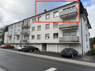 Découvrez cet appartement à louer exceptionnel situé au cœur de Junglinster, Luxembourg. Proposé par l'AGENCE REINERT CARLO, ce bien est une opportunité à ne pas manquer, et peut être trouvé uniquement sur athome.lu.

Détails de la propriété : 
Cet appartement spacieux de 76,75 m² propose deux chambres confortables et une salle de bains. Sa construction date de 1975, étendue sur quatre étages, avec un garage et un espace de parking extérieur. Profitez d'une cuisine équipée et séparée, parfaite pour concocter vos repas préférés. La présence d'une cave et d'une buanderie ajoute à la fonctionnalité de cet espace de vie. Le balcon de 4,31 m², exposé sud-est, est idéal pour profiter du soleil matinal. L'appartement bénéficie d'une efficience énergétique classée B avec isolation thermique, garantissant confort et économie d'énergie. La fibre optique et la ligne téléphonique sont disponibles pour vos besoin internet.

Installations à proximité : 
Le quartier de Junglinster est animé et en pleine expansion, offrant une ambiance conviviale et familiale. Vous trouverez à proximité des établissements scolaires de qualité adaptés à tous les âges, ainsi qu'une variété de commerces pour vos achats quotidiens. Côté gastronomie, les restaurants locaux vous régaleront par leur diversité. Pour vos loisirs en plein air, explorez les espaces verts environnants et profitez des activités de loisirs locales. Les services de santé sont facilement accessibles, garantissant une prise en charge rapide et complète. Enfin, la connectivité en termes de transport est excellente, vous permettant de rejoindre facilement et rapidement d'autres villes et communes de la région.

Ne manquez pas cette opportunité ! Sur cette propriété unique, programmez une visite en nous contactant via le formulaire de contact ou par téléphone dès aujourd'hui.