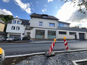 Propriété polyvalente avec appartement séparé et surface commerciale  
Située dans un environnement agréable, cette propriété unique combine espaces résidentiels et surface commerciale au rez-de-chaussée. Elle offre de multiples possibilités : habitation, activité professionnelle ou projet d'investissement avec la possibilité d'agrandissement jusqu'à 6 appartements.  
Rez-de-chaussée  
- Partie résidentielle :  
Garage pour 3 voitures  
Chaufferie Sieger avec boiler Smart  
Réserve de bois pour les poêles  
Petit débarras  
- Partie commerciale (entrée indépendante) :  
Atelier avec coin studio  
Garage mécanique entièrement équipé :  
climatisation, fosse pour récupération d'huile  
tableau électrique, compteur d'eau  
outillage complet : main (clés, tournevis, pinces), levage (cric, chandelles, pont élévateur), pneumatique (compresseur, clé à chocs)  
mobilier d'atelier (tables, servantes), équipements de sécurité  
outils spécialisés  
Cave avec réservoir mazout et salle de douche  
Débarras supplémentaire  
-1er étage :  
- Appartement séparé  
Hall d'entrée  
Salle de douche  
Cuisine équipée ouverte sur living & salle à manger avec poêle danois  
2 chambres à coucher  
- 2ème étage :  
- Habitation principale & studio  
- Studio indépendant :  
Salon avec cuisine et coin chambre  
Salle de douche  
  
- Habitation principale sur 2 étages (2ème et combles) :  
Hall d'entrée  
Salle de douche complète avec WC  
Buanderie avec douche et lavabo  
Débarras  
Grand living avec salle à manger et poêle  
Véranda lumineuse  
Cuisine équipée avec accès direct à une spacieuse terrasse plein sud  
3 chambres à coucher  
Salle de douche (travaux à finaliser)  
Accès au grenier  
- Côté gauche de l'immeuble : deux pièces (chambres) supplémentaires avec potentiel d'aménagement en petit appartement  
- Aspects techniques :  
Chauffage au mazout  
Fenêtres triple vitrage  
Dalles en béton  
possibilité de construire une maison supplémentaire  
- Points forts  
- Surface commerciale indépendante au rez-de-chaussée  
- Appartement séparé idéal pour location ou famille  
- Habitation principale spacieuse avec terrasse & véranda  
- Studio indépendant et potentiel d'extension (jusqu'à 6 appartements)  
- Opportunité rare de combiner habitation, activité professionnelle et investissement  
Ce bien représente une opportunité unique pour les investisseurs, artisans ou familles recherchant un ensemble immobilier polyvalent, évolutif et idéalement situé.