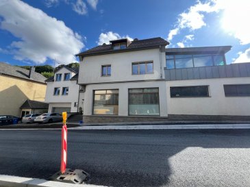 Propriété polyvalente avec appartement séparé et surface commerciale  
Située dans un environnement agréable, cette propriété unique combine espaces résidentiels et surface commerciale au rez-de-chaussée. Elle offre de multiples possibilités : habitation, activité professionnelle ou projet d'investissement avec la possibilité d'agrandissement jusqu'à 6 appartements.  
Rez-de-chaussée  
- Partie résidentielle :  
Garage pour 3 voitures  
Chaufferie Sieger avec boiler Smart  
Réserve de bois pour les poêles  
Petit débarras  
- Partie commerciale (entrée indépendante) :  
Atelier avec coin studio  
Garage mécanique entièrement équipé :  
climatisation, fosse pour récupération d'huile  
tableau électrique, compteur d'eau  
outillage complet : main (clés, tournevis, pinces), levage (cric, chandelles, pont élévateur), pneumatique (compresseur, clé à chocs)  
mobilier d'atelier (tables, servantes), équipements de sécurité  
outils spécialisés  
Cave avec réservoir mazout et salle de douche  
Débarras supplémentaire  
-1er étage :  
- Appartement séparé  
Hall d'entrée  
Salle de douche  
Cuisine équipée ouverte sur living & salle à manger avec poêle danois  
2 chambres à coucher  
- 2ème étage :  
- Habitation principale & studio  
- Studio indépendant :  
Salon avec cuisine et coin chambre  
Salle de douche  
  
- Habitation principale sur 2 étages (2ème et combles) :  
Hall d'entrée  
Salle de douche complète avec WC  
Buanderie avec douche et lavabo  
Débarras  
Grand living avec salle à manger et poêle  
Véranda lumineuse  
Cuisine équipée avec accès direct à une spacieuse terrasse plein sud  
3 chambres à coucher  
Salle de douche (travaux à finaliser)  
Accès au grenier  
- Côté gauche de l'immeuble : deux pièces (chambres) supplémentaires avec potentiel d'aménagement en petit appartement  
- Aspects techniques :  
Chauffage au mazout  
Fenêtres triple vitrage  
Dalles en béton  
possibilité de construire une maison supplémentaire  
- Points forts  
- Surface commerciale indépendante au rez-de-chaussée  
- Appartement séparé idéal pour location ou famille  
- Habitation principale spacieuse avec terrasse & véranda  
- Studio indépendant et potentiel d'extension (jusqu'à 6 appartements)  
- Opportunité rare de combiner habitation, activité professionnelle et investissement  
Ce bien représente une opportunité unique pour les investisseurs, artisans ou familles recherchant un ensemble immobilier polyvalent, évolutif et idéalement situé.