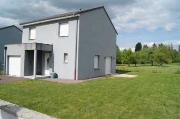 Maison de 99.46 m² de Type F5 comprenant:
RDC : Grand Salon / Séjour / Cuisine encastrée et équipée, WC
Etage : 3 Chambres, Très Grande salle d'eau, WC
Chauffage au GAZ, Terrasse, Jardin, Garage