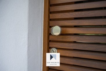 +++ Prix sur demande +++

Amoureux de la rénovation, à la recherche d’un terrain ou simplement d’une maison de caractère 3 chambres (avec possibilités d’agrandissement), cette opportunité peut devenir votre projet avec un rendu exceptionnel !

A vendre - un terrain à bâtir de 5ar23ca, orienté sud-est, sans contrat de construction, occupant une maison de caractère unifamiliale 3 chambres rénovée en 2013, idéalement situé dans une rue calme et sans issue (zone 20 km/h) dans un cadre verdoyant de la dynamique commune de Hesperange, entourée de maisons unifamiliales avec vue dégagée sur la nature environnante et le jardin.

D’après les restrictions du PAG en vigueur, il est possible : d’agrandir la maison existante, d’en faire une maison bi-familiale ou d’y accoler une maison jumelée.

Données techniques concernant la construction:
• Maison de caractère modernisé ; style d'origine préservé ;
• En bon état général ; rénovations récentes (2013 à 2020) ;
• Structures et charpentes en bon état ; toiture saine ;
• Année de construction : 1930, annexe : 2005 ;
• Surface habitable (actuelle) : ± 150 m², (pouvant être doublée) * ;
• Surface totale (actuelle) : ± 200 m² * ;
• Volume surface total : ± 605,15 m3 ;
• Possibilités d’agrandissements ;
• Chauffage au gaz (2009) + cheminée traditionnelle ;
• Châssis pvc, double vitrage ; volets manuels (2013) ; Velux et moustiquaires ;
• Sanitaires Villeroy&Boch, Geberit et Idea Group Italy ;
• Connecté à la fibre optique ;
• Alarme, détecteurs de mouvements ;
 
Données techniques du terrain:
• Zone HAB-1;
• Terrain plat, jardin légèrement en pente ;
• Orienté sud-est ;
• Largeur du terrain à rue: ± 19 m ;
• Profondeur du terrain: ± 25 m ;
• Jardin = Terrain constructible pouvant accueillir une deuxième maison
• Raccordements aux égouts, électricité, gaz et eau existants.
 
Situation recherchée, commune particulièrement dynamique ayant un accès facile et rapide vers Luxembourg-ville (5,5 km) et vers Gasperich/La Cloche dOr (4,5 km) ;
Proche de toutes commodités : crèches, écoles, commerces, restaurants, médecins, pharmacies ; axes autoroutiers, transports en commun (arrêt de bus à 100 m), piste cyclable vers Luxembourg-ville, etc. ;
Non-loin du parc ainsi du centre scolaire ;
Cadre verdoyant, sans vis-à-vis ;
Belles promenades dans les alentours (forêt).
 
Pour tous renseignements complémentaires, veuillez s.v.p. contacter l’agent responsable : Florian Apolinario au +352 691 110 397 ou par E-mail : florian@vanmaurits.lu