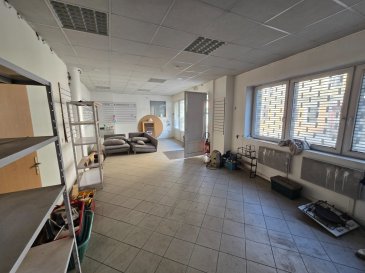 Hayange centre,

Au sein d'une copropriété de 6 lots 

Sur rue passante, belle vitrine

Local commercial de 105m² offrant un accès coté rue et un accès depuis le commun de la copropriété.

A aménager suivant vos besoins

Mr Antonoff: 06-52-83-85-07