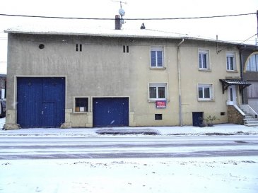 HAUTE-SIERCK
Commune de KERLING LES SIERCK
À Proximité du LUXEMBOURG (Schengen) et de l'ALLEMAGNE (Perl)

Charmante maison Lorraine F6 d'env 160 m2 +  grange et dépendance, le tout sur un terrain de 11,8 ares et en plus un terrain non attenant d'une surface d'env 34 ares non constructible.

Cette authentique maison Lorraine séduira les amateurs de volumes, de caractère et par son potentiel.

Elle se compose au Rdc par:
Une entrée, une kitchinette avec accès à la terrasse, une salle à manger, un salon, un bureau, une buanderie, chaufferie, wc.

A l'étage:
Un dégagement, 4 chambres, 1 bureau ou dressing, une salle de bains avec wc.

Grenier aménageable.

Une grange et dépendance offrant de nombreuses possibilités d'aménagements ou de stockage.

Dv PVC, chauffage fioul + bois

À l'extérieur, vous bénéficierez d'une terrasse et d'un beau jardin, idéal pour profiter des beaux jours.

Cette propriété pleine de charme représente une opportunité pour une famille ou pour un projet d'aménagement dans un secteur recherché pour sa situation géographique privilégiée et sa tranquillité.