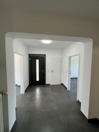 WK Immo Promotions vous propose cette charmante maison jumelée, libre de trois côtés, entièrement rénovée, offrant une surface habitable d'environ 183 m² et une surface utile d'environ 254 m², le tout sur un terrain de 6,79 ares.

La maison se compose comme suit :

Rez-de-chaussée :

- Hall d'entrée (9,52 m²)
- Cuisine moderne et neuve, entièrement équipée avec des appareils de marque, ouverte sur la salle à manger (19,16 m²) avec accès direct à la terrasse
- Salon ou chambre (14,59 m²)
- W.C. séparé (1,21 m²)
- Double séjour lumineux (22,97 m²)
- Escalier menant à l'étage (3,92 m²)

1er étage :

- Hall de nuit (6,55 m²)
- Chambre 1 (21,53 m²)
- Chambre 2 (10,16 m²)
- Chambre 3 (15,98 m²)
- Salle de douche avec W.C. (4,47 m²)
- Escalier vers le 2e étage (3,87 m²)

2e étage :

- Hall (1,82 m²)
- Chambre 4 (12,88 m²)
- Chambre 5 (10,96 m²)
- Spacieuse salle de douche avec W.C. (23,27 m²)

Sous-sol :

- Escalier d'accès (2,53 m²)
- Garage (17,88 m²)
- Chaufferie (11,57 m²)
- Buanderie (8,55 m²)
- Cave 1 (17,74 m²)
- Cave 2 (8,58 m²)

Vous profiterez d'un petit jardin à l'avant ainsi que d'un grand jardin à l'arrière avec terrasse. Le système de chauffage au gaz date de 2019.

Cette maison est idéalement située à proximité de toutes commodités.

Lamadelaine est une section de la commune de Pétange, dans le canton d'Esch-sur-Alzette, à seulement 30 minutes du centre-ville de Luxembourg.