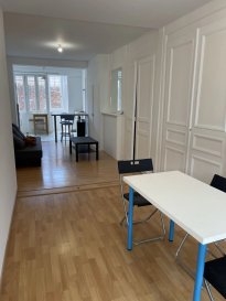 LOUÈ 


38 rue de lens -lille 
Dans une petite copropriété, au 2 ème étage  Appartement meublé lumineux et traversant de type 2, offre une entrée-séjour -une cuisine ouverte aménagée (four, hotte, plaque de cuisson, meuble haut et bas) salle de douche- wc séparé, chambre -
Chauffage et eau chaude électrique.
Loué meublé .
DPE:D-A
A proximité: transport urbain, métro Wazemmes ou république - box urbain a vélos-
commerces de proximité, 
Parc JBLebas,
Facs: Sciences po,Droit, etc
Loyer 760euros +40 euros charges (20 euros provision eau froide, 5euros prov. commun et prov .ordures ménagères ) soit 800 euros 
( Loyer encadré majoré 17,5€ , loyer réference 14,6 € ) 
Honoraire agence locataire : 596,70euros 
Exclusivité Barbara Immobilier 0666924628