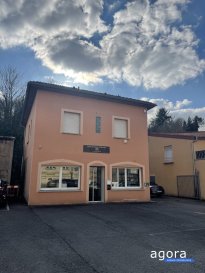 Local comercial m² Val De Briey Bas. EN EXCLUSIVITÉ CHEZ AGORA IMMOBILIER :

Local commercial avec parking attenant et un appartement au-dessus comprenant

Au RDC : Une surface de vente avec placard et rangement et un espace de stockage.
A l'étage : Un séjour, une chambre, une kitchenette et une salle de bain

Aucuns travaux à prévoir.

Classe énergie D, Classe climat A Montant estimé des dépenses annuelles d'énergie pour un usage standard : entre 1.00 € et 3013.00 € sur les années 2021, 2022 et 2023 (abonnements compris). Les informations sur les risques auxquels ce bien est exposé sont disponibles sur le site Géorisques : georisques.gouv.fr.
