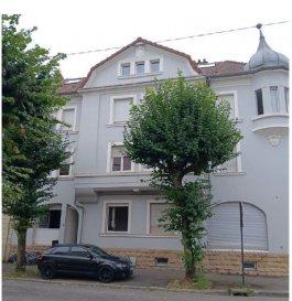 Appartement à vendre Yutz. YUTZ. Dans une petite copropriété, ce F2 très coquet se situe au rez de chaussée sur élevé .
Entrée privative,
Cuisine équipée de 18 m², salon séjour , chambre  ainsi qu'une salle de bain avec WC.
Double vitrage de 2000.
Belle hauteur sous plafond
Différents placards
Idéal pour 1 er achat (150 000 € sur 20 ans à 3.80 % mensualité de 900 € environ)
Dernier loyer perçu 700 €
Petits travaux pour passer en D
IMMODM 03 82 57 31 87 

Honoraires inclus de  6.67% TTC  à la charge de l'acquéreur. Prix hors honoraires 135 000 €. Dans une copropriété de 7 lots. Aucune procédure n'est en cours. Logement à consommation énergétique excessive : Classe énergie F, Classe climat F Montant moyen estimé des dépenses annuelles d'énergie pour un usage standard, établi à partir des prix de l'énergie de l'année 2021 : entre 1110.00 et 1570.00 €. Les informations sur les risques auxquels ce bien est exposé sont disponibles sur le site Géorisques : georisques.gouv.fr.