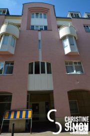 Veuillez lire attentivement l'annonce stp!!
Bel appartement au Centre d`Esch à 1 minute de la commune.
Il se compose comme suit:
Hall d`entrée
Toilette séparée
Cuisine équipée indépendante 9,50 m2
Séjour, salle à manger 23,30 m2
Chambre à coucher 11,25 m2
salle de douche
Au sous-sol: cave d`env. 5 m2 et une buanderie commune
Pas de garage 
Conditions de la locations:
CDI obligatoire sans période d`essai
Pas d`animaux
Uniquement pour 1 personne seule ou un couple sans enfants
Disponibilité immédiate
Caution 2080 €
1 loyer plus charges d`avance pour le premier mois
Frais d`agence 1053 € Tva inclus
Dossier à préparer:
Copie du contrat de travail, 3 dernières fiches de salaire
Carte d`identité et sécurité sociale.
Pour tous renseignements ou une visite envoyer un mail à cs@christinesimon.lu

Ref agence :5338656